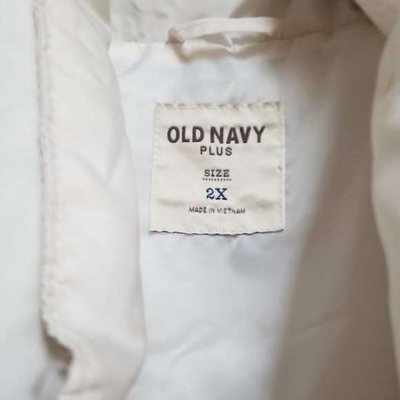 Old Navy White Plus Size Puffer Vest - Picture 4 of 4